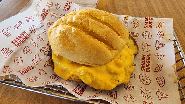 Image for article titled Smashburger’s S’mac & Cheese Burger Is More Impressive Than You Think