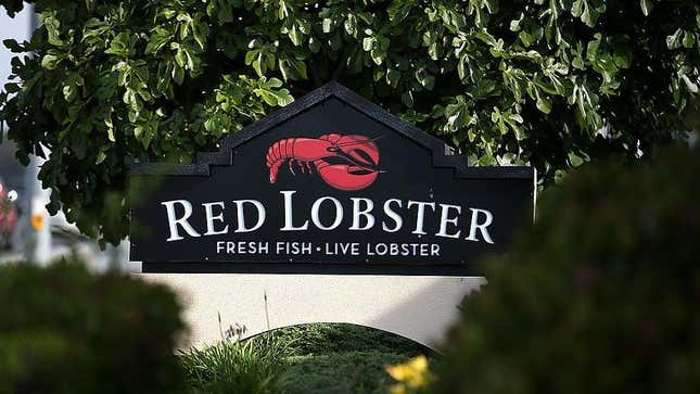 Image for article titled Rare lobster saved from death row for being too dang beautiful