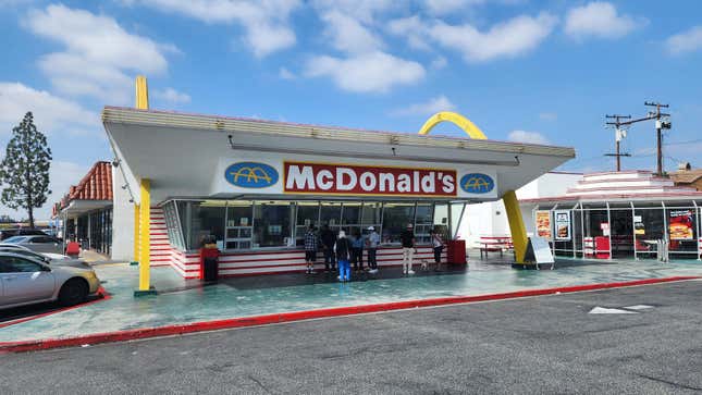 Image for article titled The Last McDonald’s Still Serving Fried Apple Pies